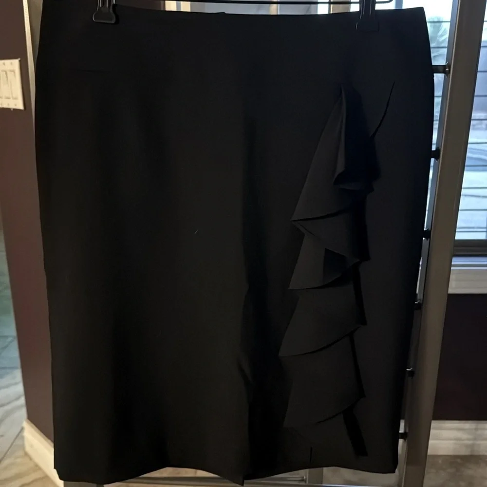 Elegant Black Skirt with Ruffle Detail - Picture 10 of 10